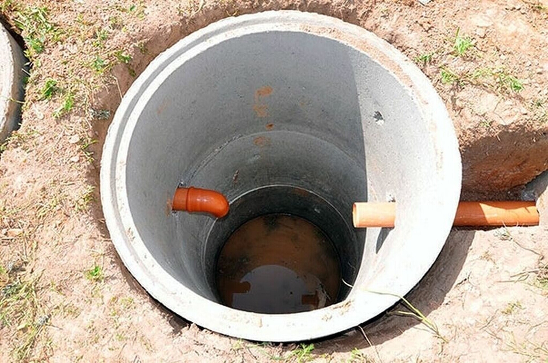 Герметизация канализационной системы - настольным примером установки канализации